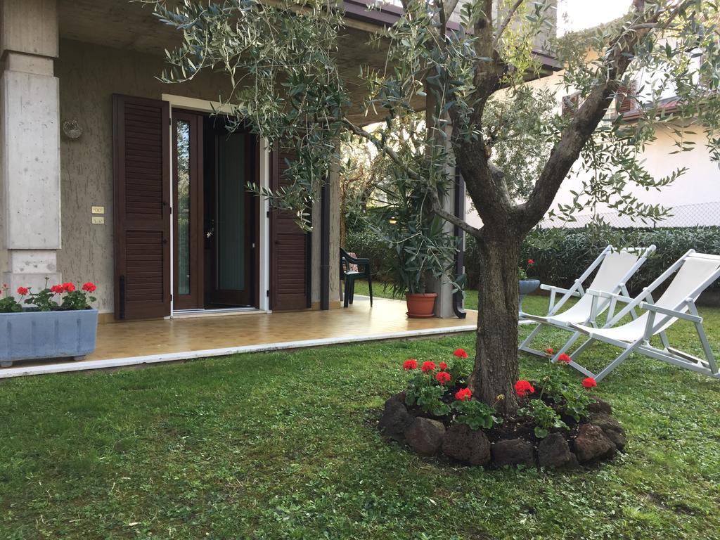 Casa Mary Due - Trilocale Con Giardino Privato A Due Passi Dal Lago シルミオーネ エクステリア 写真