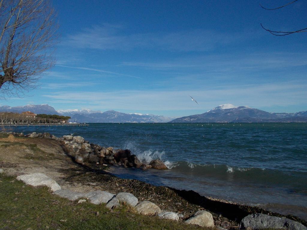 Casa Mary Due - Trilocale Con Giardino Privato A Due Passi Dal Lago シルミオーネ エクステリア 写真