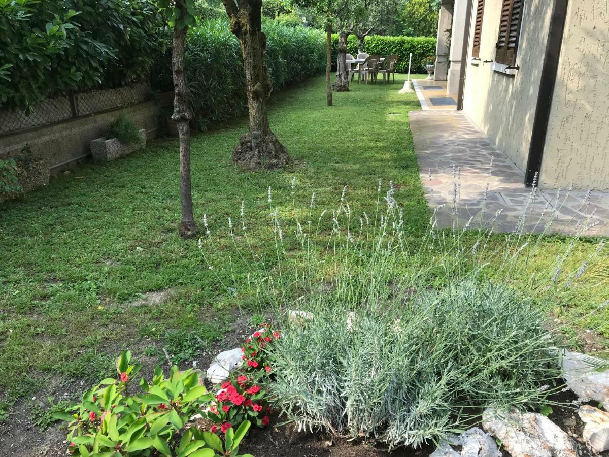 Casa Mary Due - Trilocale Con Giardino Privato A Due Passi Dal Lago シルミオーネ エクステリア 写真