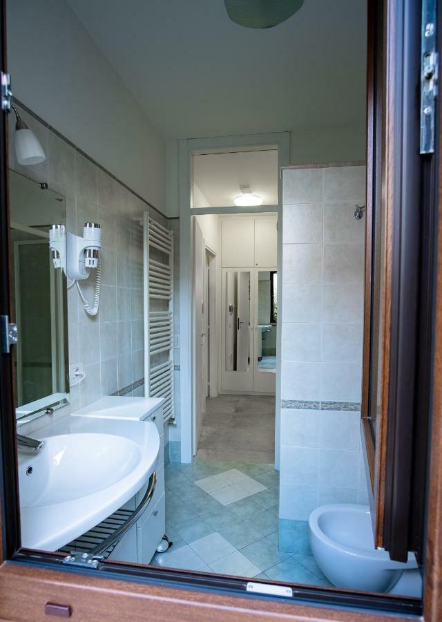 Casa Mary Due - Trilocale Con Giardino Privato A Due Passi Dal Lago シルミオーネ エクステリア 写真